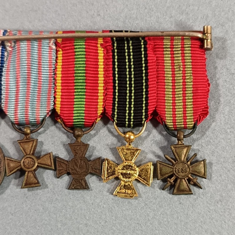 FRANCE BARRETTE DE 7 REDUCTIONS DES MEDAILLES MILITAIRES D'UN ANCIEN DE LA SECONDE GUERRE RESISTANT EVADE